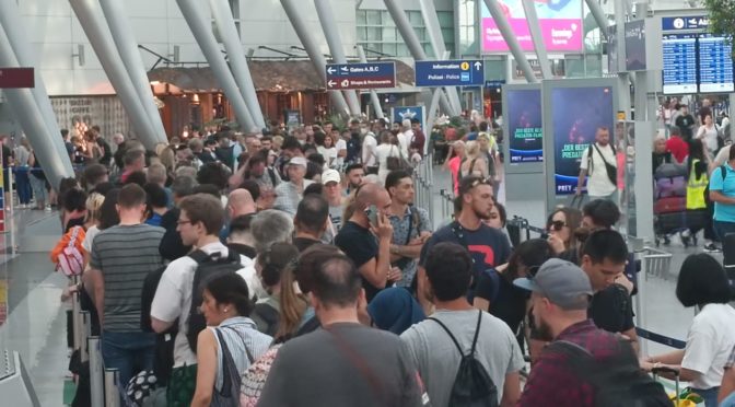 Flughafen Düsseldorf: Hohe Arbeitsbelastung für das Luftsicherheitskontrollpersonal